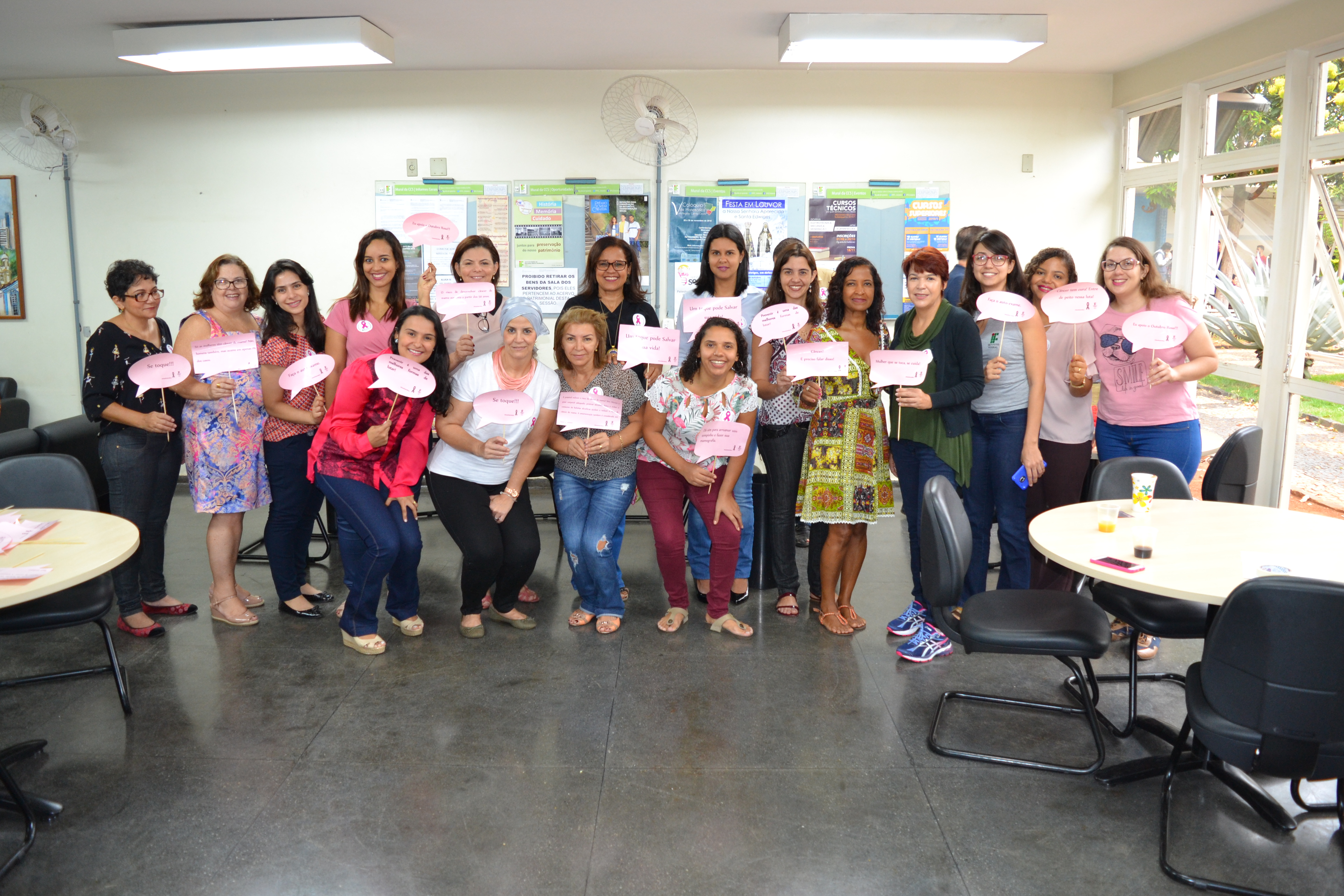 Servidoras durante lançamento da campanha Outubro Rosa no Câmpus Goiânia.